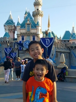 The kiddos in front of the castle.